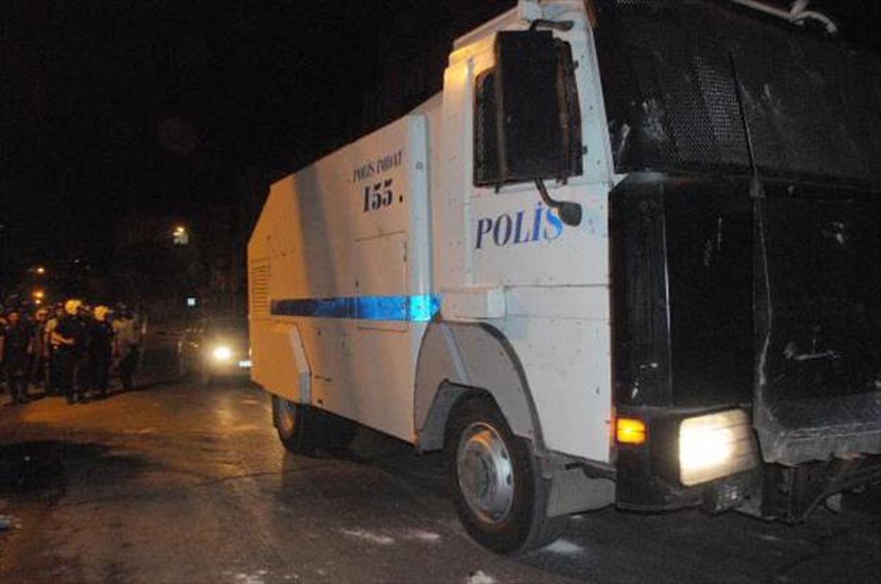 Yol kapatan PKK/HDP’lilere polis müdahale etti
